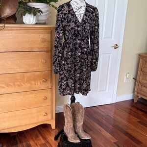 Chic Floral Long Sleeve Dress in Black